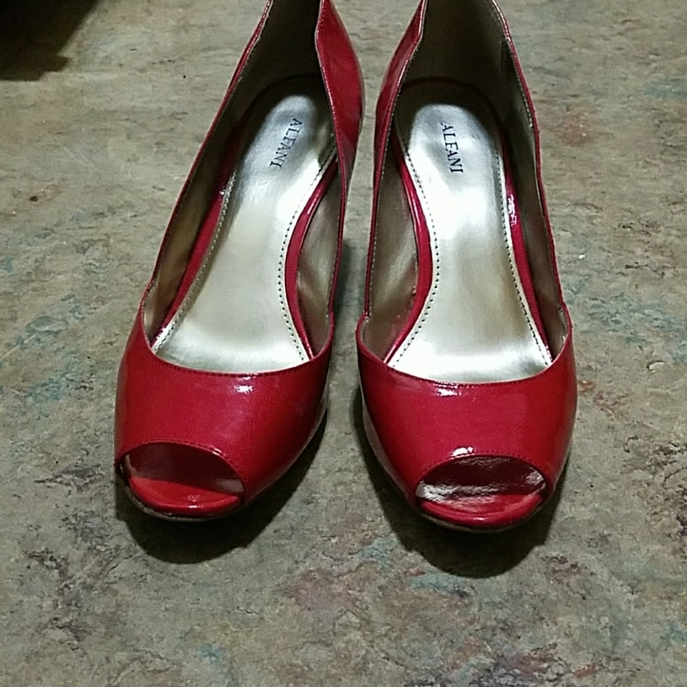 Red peep toe wedges